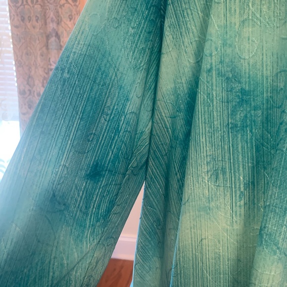 Avenue plus size 18/20 gorgeous teal top with opening in back - Picture 4 of 9